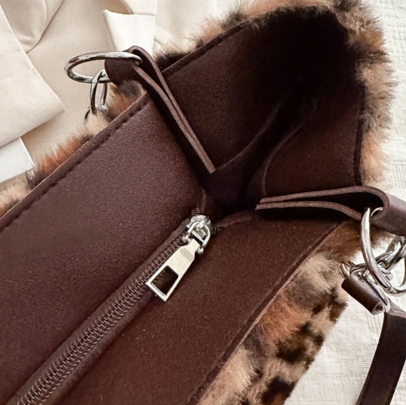Chic Faux Fur Leopard Shoulder Bag - Picture 7 of 8